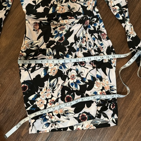 Women’s Guess Cold Shoulder Floral Patterned Dress. Size Small - Picture 5 of 10